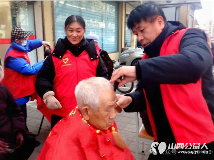 介休市青年志愿者协会义工联盟独立大队到花园社区理发针灸量血压发放红手环活动 - 第10张 - 山西公益人 介休市青年志愿者协会义工联盟独立大队到花园社区理发针灸量血压发放红手环活动 - 第10张