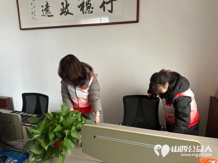 春日志愿行正能量满盈 大学生走进长治市正能量书画研究院协助工作人员整理书画作品 - 第10张 - 山西公益人 春日志愿行正能量满盈 大学生走进长治市正能量书画研究院协助工作人员整理书画作品 - 第10张