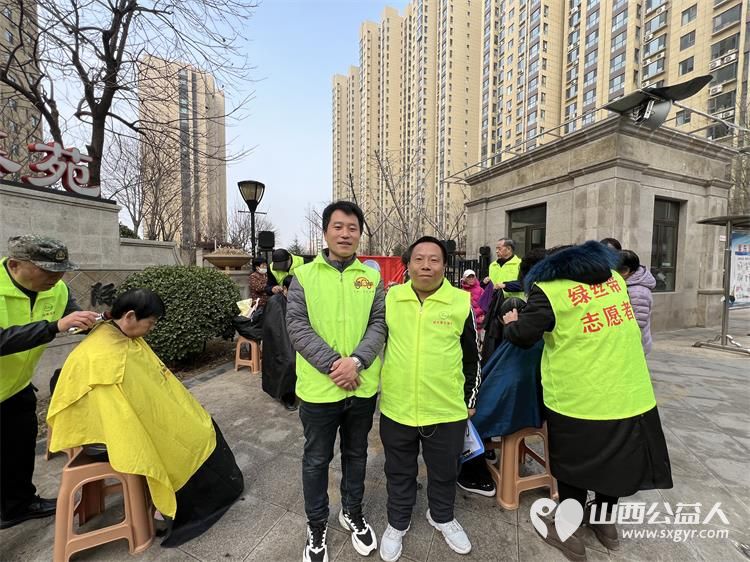 二月二龙抬头 晋城市绿丝带志愿者协会志愿者在东后河社区为社区居民义务理发活动温暖启程 - 第8张 - 山西公益人 二月二龙抬头 晋城市绿丝带志愿者协会志愿者在东后河社区为社区居民义务理发活动温暖启程 - 第8张