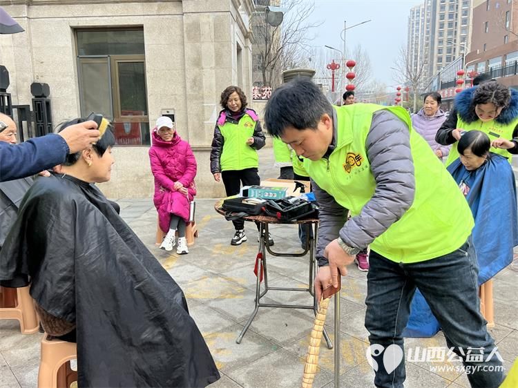二月二龙抬头 晋城市绿丝带志愿者协会志愿者在东后河社区为社区居民义务理发活动温暖启程 - 第54张 - 山西公益人 二月二龙抬头 晋城市绿丝带志愿者协会志愿者在东后河社区为社区居民义务理发活动温暖启程 - 第54张