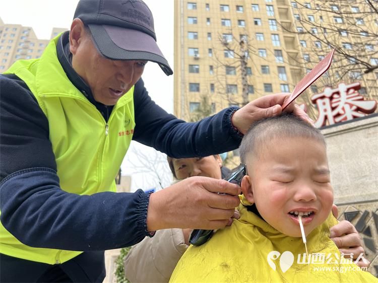 二月二龙抬头 晋城市绿丝带志愿者协会志愿者在东后河社区为社区居民义务理发活动温暖启程 - 第39张 - 山西公益人 二月二龙抬头 晋城市绿丝带志愿者协会志愿者在东后河社区为社区居民义务理发活动温暖启程 - 第39张