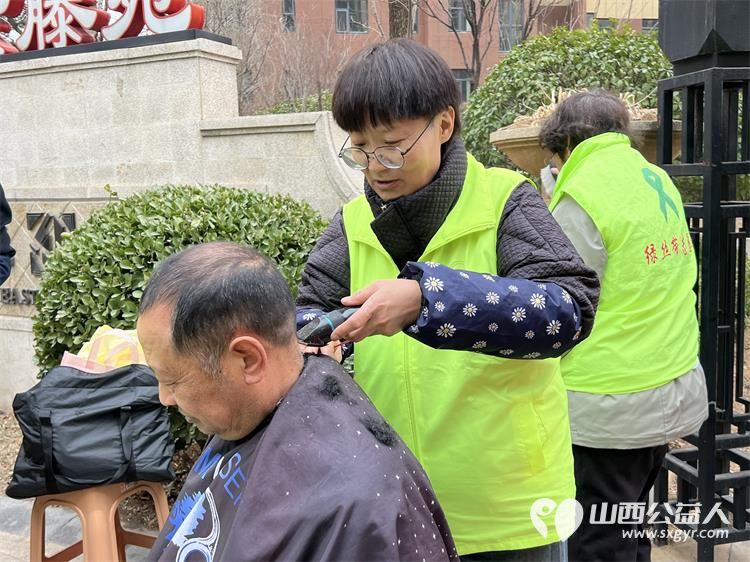 二月二龙抬头 晋城市绿丝带志愿者协会志愿者在东后河社区为社区居民义务理发活动温暖启程 - 第42张 - 山西公益人 二月二龙抬头 晋城市绿丝带志愿者协会志愿者在东后河社区为社区居民义务理发活动温暖启程 - 第42张