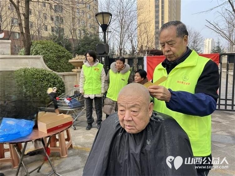 二月二龙抬头 晋城市绿丝带志愿者协会志愿者在东后河社区为社区居民义务理发活动温暖启程 - 第36张 - 山西公益人 二月二龙抬头 晋城市绿丝带志愿者协会志愿者在东后河社区为社区居民义务理发活动温暖启程 - 第36张