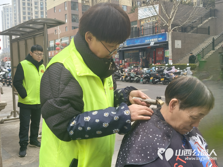 二月二龙抬头 晋城市绿丝带志愿者协会志愿者在东后河社区为社区居民义务理发活动温暖启程 - 第27张 - 山西公益人 二月二龙抬头 晋城市绿丝带志愿者协会志愿者在东后河社区为社区居民义务理发活动温暖启程 - 第27张