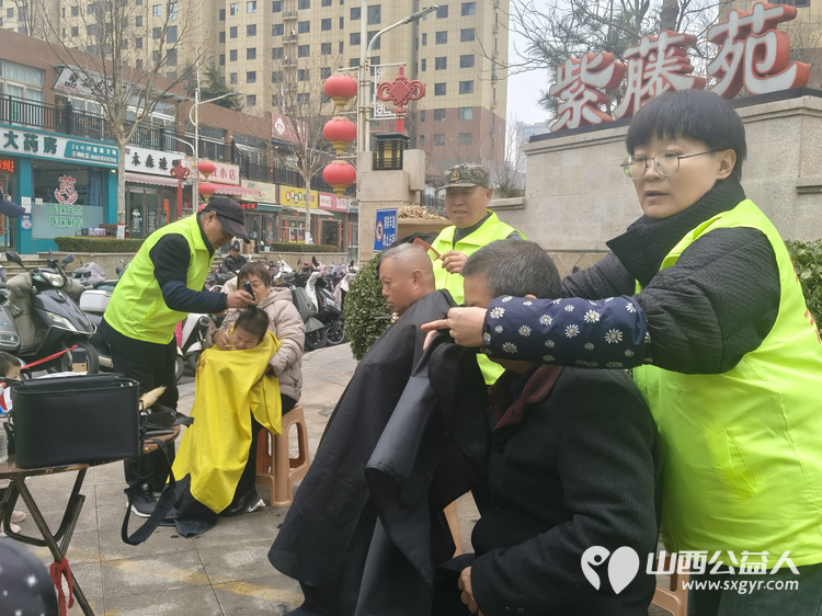 二月二龙抬头 晋城市绿丝带志愿者协会志愿者在东后河社区为社区居民义务理发活动温暖启程 - 第5张 - 山西公益人 二月二龙抬头 晋城市绿丝带志愿者协会志愿者在东后河社区为社区居民义务理发活动温暖启程 - 第5张