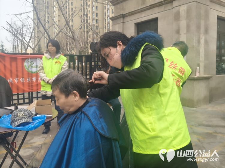 二月二龙抬头 晋城市绿丝带志愿者协会志愿者在东后河社区为社区居民义务理发活动温暖启程 - 第20张 - 山西公益人 二月二龙抬头 晋城市绿丝带志愿者协会志愿者在东后河社区为社区居民义务理发活动温暖启程 - 第20张