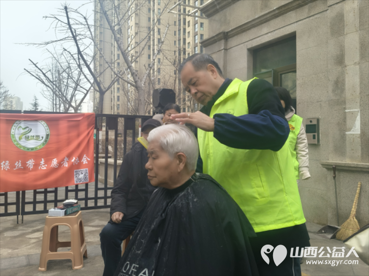 二月二龙抬头 晋城市绿丝带志愿者协会志愿者在东后河社区为社区居民义务理发活动温暖启程 - 第18张 - 山西公益人 二月二龙抬头 晋城市绿丝带志愿者协会志愿者在东后河社区为社区居民义务理发活动温暖启程 - 第18张