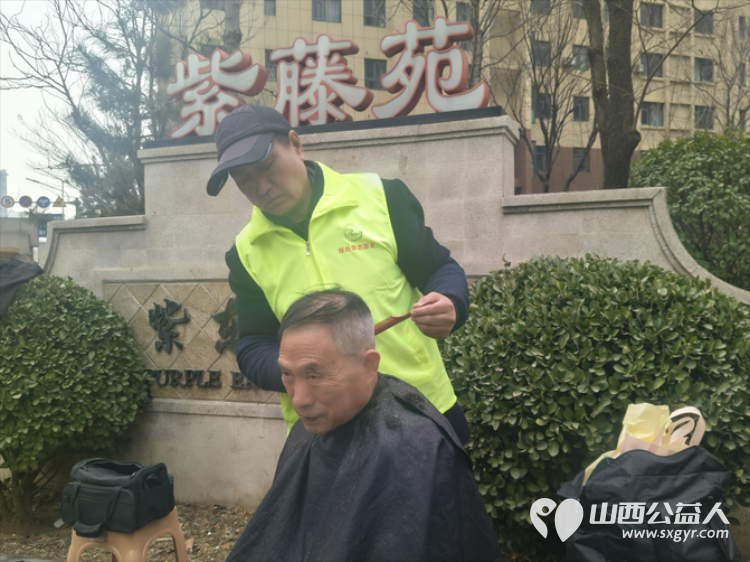 二月二龙抬头 晋城市绿丝带志愿者协会志愿者在东后河社区为社区居民义务理发活动温暖启程 - 第21张 - 山西公益人 二月二龙抬头 晋城市绿丝带志愿者协会志愿者在东后河社区为社区居民义务理发活动温暖启程 - 第21张