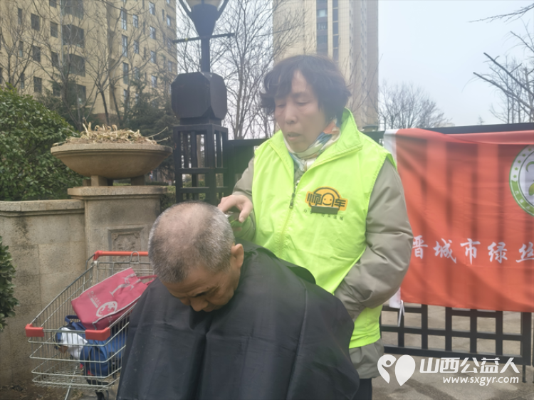 二月二龙抬头 晋城市绿丝带志愿者协会志愿者在东后河社区为社区居民义务理发活动温暖启程 - 第16张 - 山西公益人 二月二龙抬头 晋城市绿丝带志愿者协会志愿者在东后河社区为社区居民义务理发活动温暖启程 - 第16张