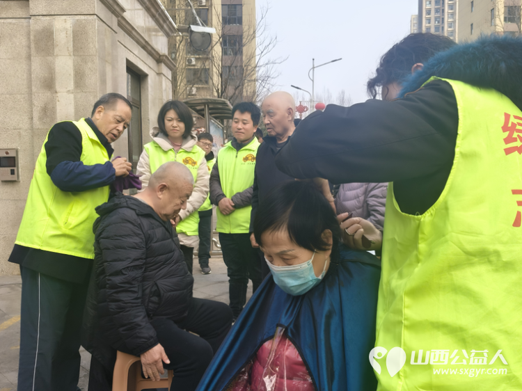 二月二龙抬头 晋城市绿丝带志愿者协会志愿者在东后河社区为社区居民义务理发活动温暖启程 - 第7张 - 山西公益人 二月二龙抬头 晋城市绿丝带志愿者协会志愿者在东后河社区为社区居民义务理发活动温暖启程 - 第7张