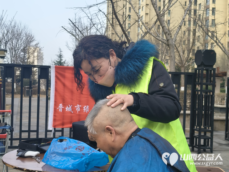 二月二龙抬头 晋城市绿丝带志愿者协会志愿者在东后河社区为社区居民义务理发活动温暖启程 - 第14张 - 山西公益人 二月二龙抬头 晋城市绿丝带志愿者协会志愿者在东后河社区为社区居民义务理发活动温暖启程 - 第14张