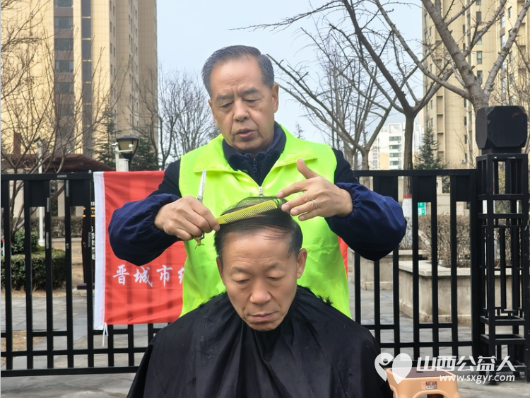 二月二龙抬头 晋城市绿丝带志愿者协会志愿者在东后河社区为社区居民义务理发活动温暖启程 - 第12张 - 山西公益人 二月二龙抬头 晋城市绿丝带志愿者协会志愿者在东后河社区为社区居民义务理发活动温暖启程 - 第12张