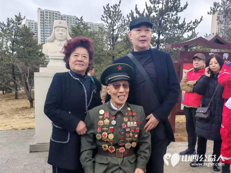 清徐县护卫者应急救援队参加了双塔公园雷锋广场举办的学雷锋活动让我们将雷锋精神传承下去 - 第6张 - 山西公益人 清徐县护卫者应急救援队参加了双塔公园雷锋广场举办的学雷锋活动让我们将雷锋精神传承下去 - 第6张