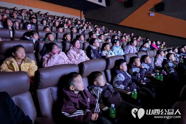 当“魔童”遇见护童人 吕梁市蓝天救援队 大吕护童·光影筑梦 温暖启幕为社区留守儿童困境儿童以及福利院青少年播撒希望与欢乐 - 第8张