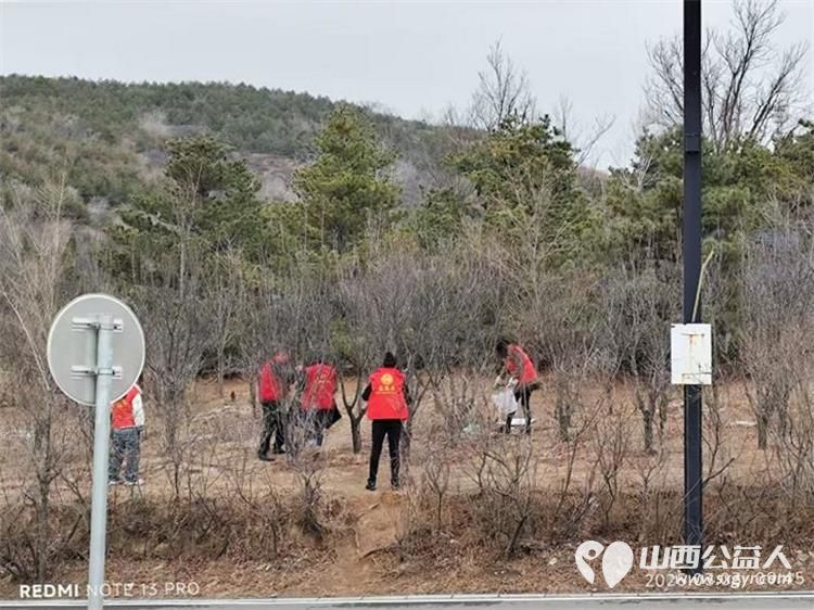 全国道德模范提名奖赵海生组织志愿者在3.5学雷锋日走进太原西山万亩生态园捡拾垃圾 - 第8张