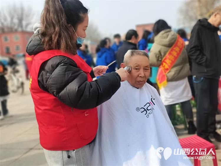 学习雷锋好榜样 3月4日上午太原市兴安社区广泛宣传发动群众开展了一场有温度有烟火气的公益集市活动 - 第3张 - 山西公益人 学习雷锋好榜样 3月4日上午太原市兴安社区广泛宣传发动群众开展了一场有温度有烟火气的公益集市活动 - 第3张