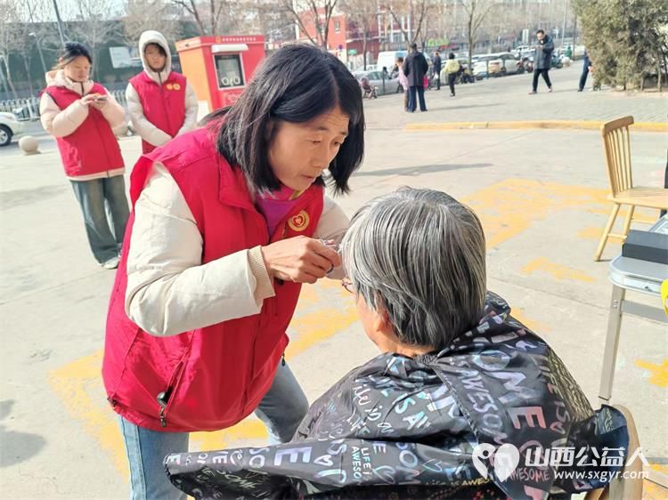 太原市杏花红志愿服务中心联合各爱心社区单位在太铁迎晖苑开展理发义诊咨询志愿服务活动 - 第12张 - 山西公益人 太原市杏花红志愿服务中心联合各爱心社区单位在太铁迎晖苑开展理发义诊咨询志愿服务活动 - 第12张
