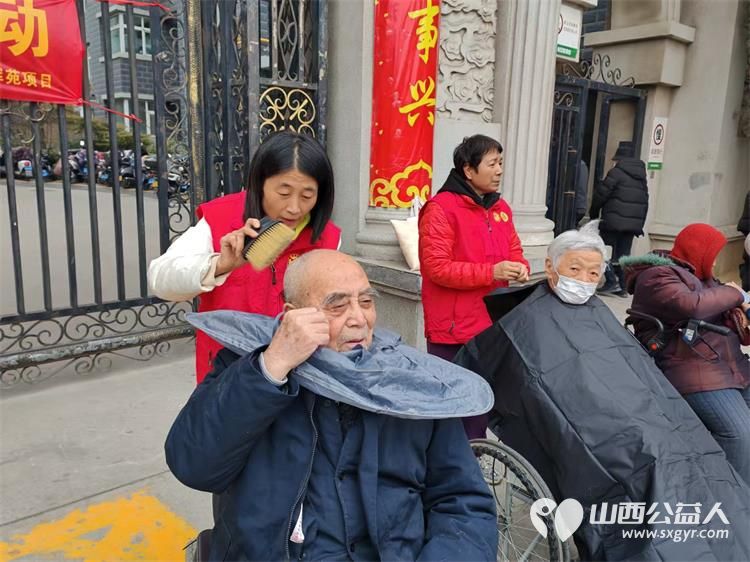 太原市杏花红志愿服务中心联合各爱心社区单位在太铁迎晖苑开展理发义诊咨询志愿服务活动 - 第14张 - 山西公益人 太原市杏花红志愿服务中心联合各爱心社区单位在太铁迎晖苑开展理发义诊咨询志愿服务活动 - 第14张