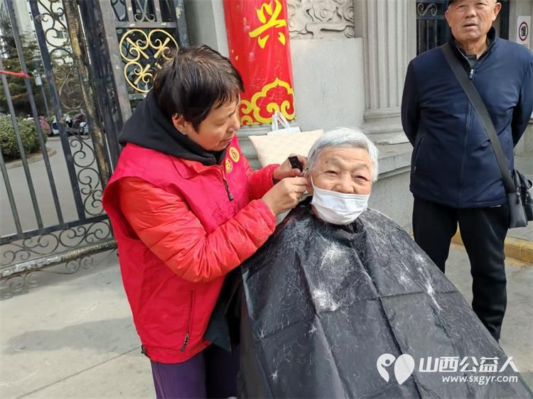 太原市杏花红志愿服务中心联合各爱心社区单位在太铁迎晖苑开展理发义诊咨询志愿服务活动 - 第10张 - 山西公益人 太原市杏花红志愿服务中心联合各爱心社区单位在太铁迎晖苑开展理发义诊咨询志愿服务活动 - 第10张