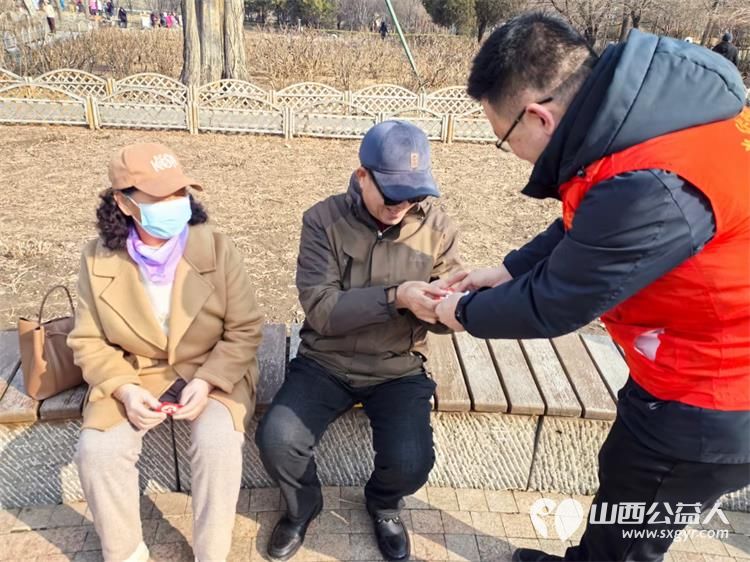 春暖迎泽书香氤氲----龙城义工2025年雷锋日朗诵陪伴活动在迎泽公园牡丹园内举办志愿者陪伴老人共度美好时光 - 第13张