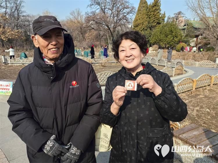 春暖迎泽书香氤氲----龙城义工2025年雷锋日朗诵陪伴活动在迎泽公园牡丹园内举办志愿者陪伴老人共度美好时光 - 第12张