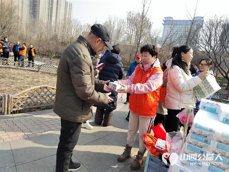 春暖迎泽书香氤氲----龙城义工2025年雷锋日朗诵陪伴活动在迎泽公园牡丹园内举办志愿者陪伴老人共度美好时光 - 第9张