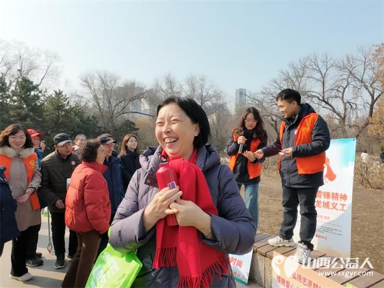 春暖迎泽书香氤氲----龙城义工2025年雷锋日朗诵陪伴活动在迎泽公园牡丹园内举办志愿者陪伴老人共度美好时光 - 第7张