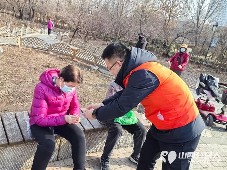 春暖迎泽书香氤氲----龙城义工2025年雷锋日朗诵陪伴活动在迎泽公园牡丹园内举办志愿者陪伴老人共度美好时光 - 第11张