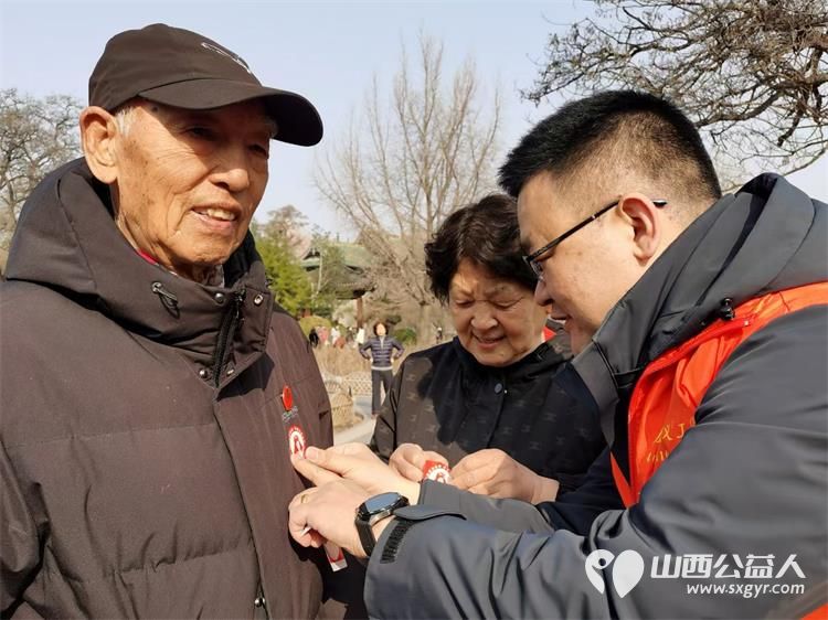 春暖迎泽书香氤氲----龙城义工2025年雷锋日朗诵陪伴活动在迎泽公园牡丹园内举办志愿者陪伴老人共度美好时光 - 第10张