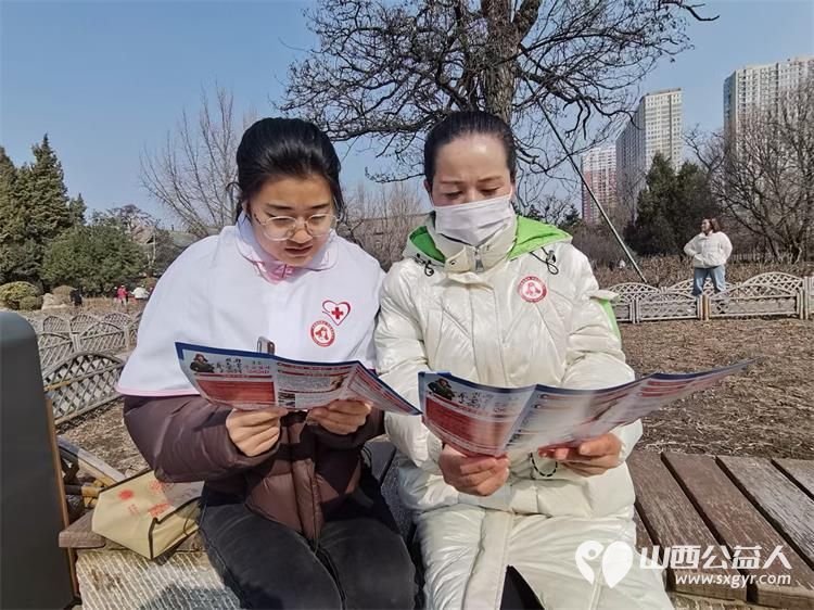 春暖迎泽书香氤氲----龙城义工2025年雷锋日朗诵陪伴活动在迎泽公园牡丹园内举办志愿者陪伴老人共度美好时光 - 第16张