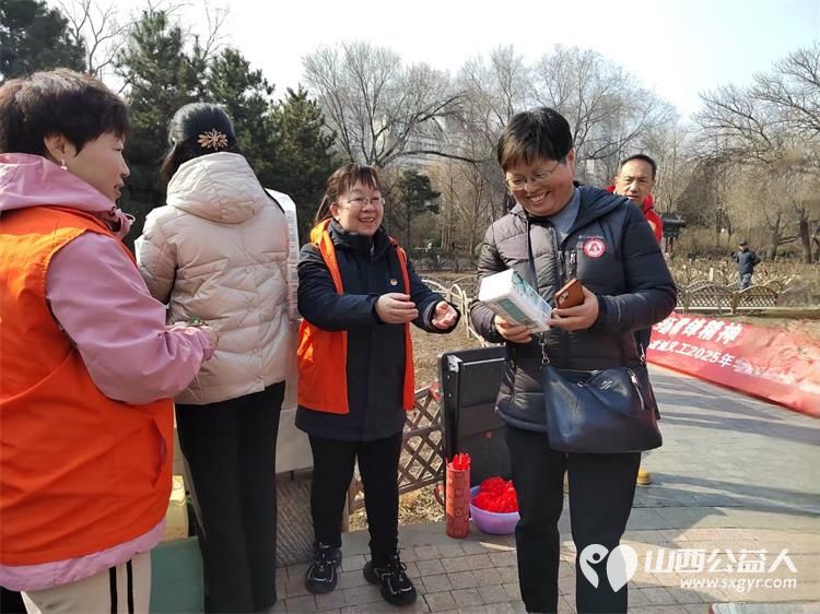 春暖迎泽书香氤氲----龙城义工2025年雷锋日朗诵陪伴活动在迎泽公园牡丹园内举办志愿者陪伴老人共度美好时光 - 第8张