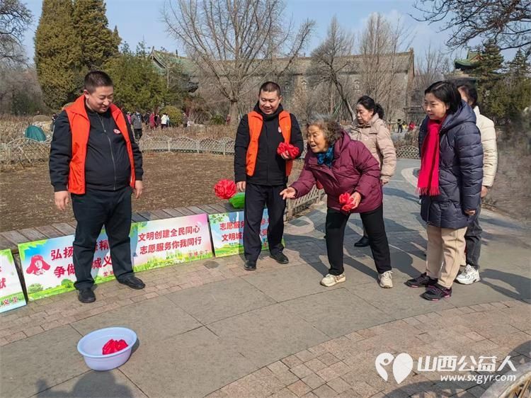 春暖迎泽书香氤氲----龙城义工2025年雷锋日朗诵陪伴活动在迎泽公园牡丹园内举办志愿者陪伴老人共度美好时光 - 第5张