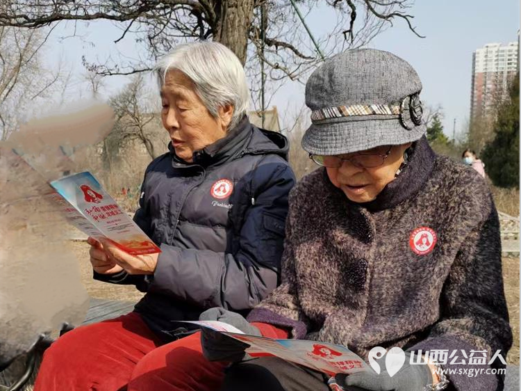 春暖迎泽书香氤氲----龙城义工2025年雷锋日朗诵陪伴活动在迎泽公园牡丹园内举办志愿者陪伴老人共度美好时光 - 第17张