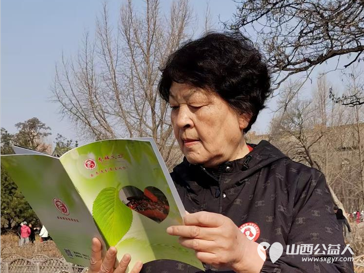 春暖迎泽书香氤氲----龙城义工2025年雷锋日朗诵陪伴活动在迎泽公园牡丹园内举办志愿者陪伴老人共度美好时光 - 第15张