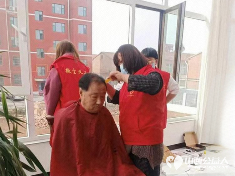 长子县微尘公益党支部雷锋志愿队学雷锋日组织志愿者去养老院慰问老人 - 第5张 - 山西公益人 长子县微尘公益党支部雷锋志愿队学雷锋日组织志愿者去养老院慰问老人 - 第5张