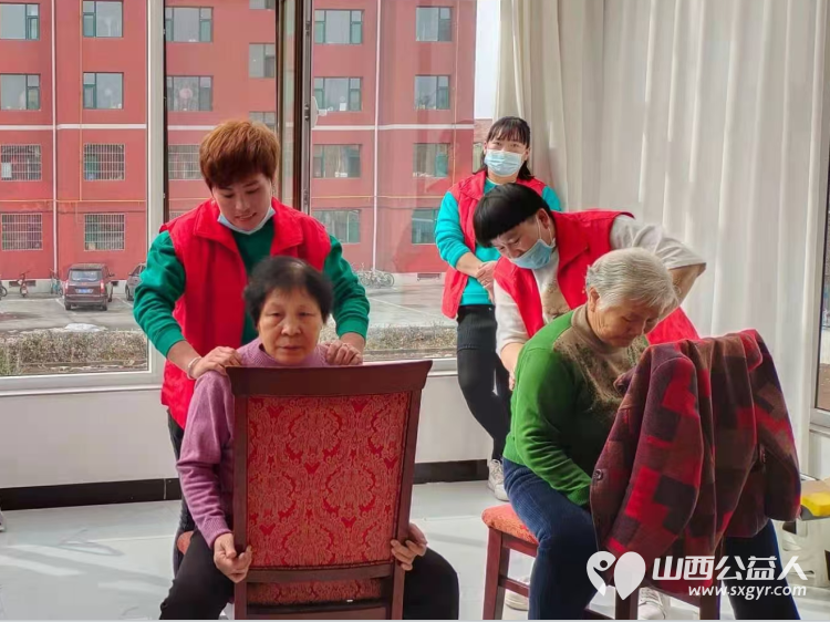 长子县微尘公益党支部雷锋志愿队学雷锋日组织志愿者去养老院慰问老人 - 第6张 - 山西公益人 长子县微尘公益党支部雷锋志愿队学雷锋日组织志愿者去养老院慰问老人 - 第6张