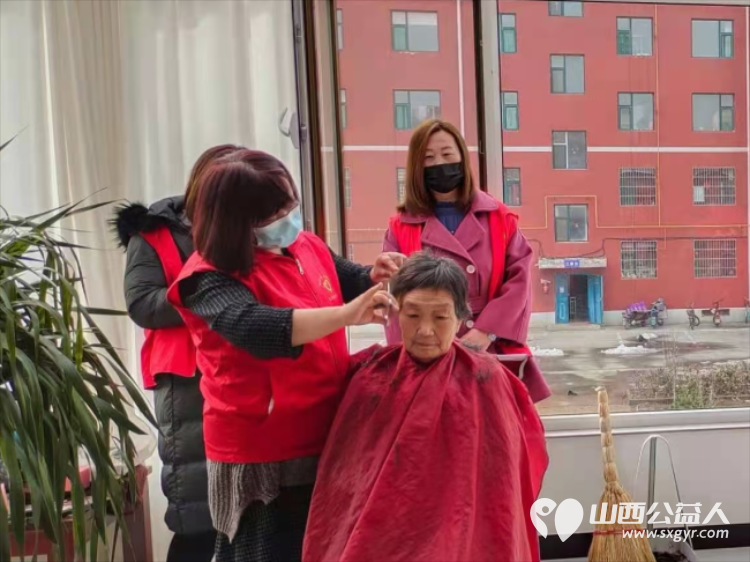 长子县微尘公益党支部雷锋志愿队学雷锋日组织志愿者去养老院慰问老人 - 第4张 - 山西公益人 长子县微尘公益党支部雷锋志愿队学雷锋日组织志愿者去养老院慰问老人 - 第4张