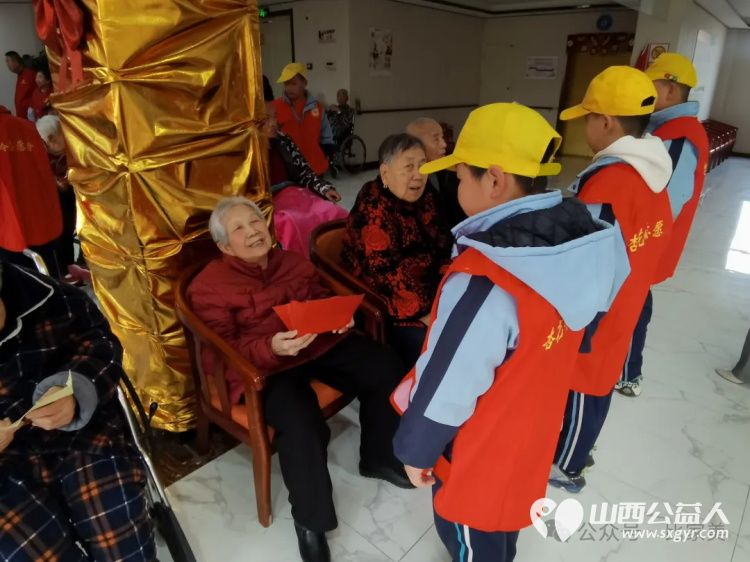 传承雷锋精神绽放时代光芒----学雷锋日太原市小返小学学生走进太原市杏花岭区比家美慈爱养护院慰问老人 - 第5张 - 山西公益人 传承雷锋精神绽放时代光芒----学雷锋日太原市小返小学学生走进太原市杏花岭区比家美慈爱养护院慰问老人 - 第5张