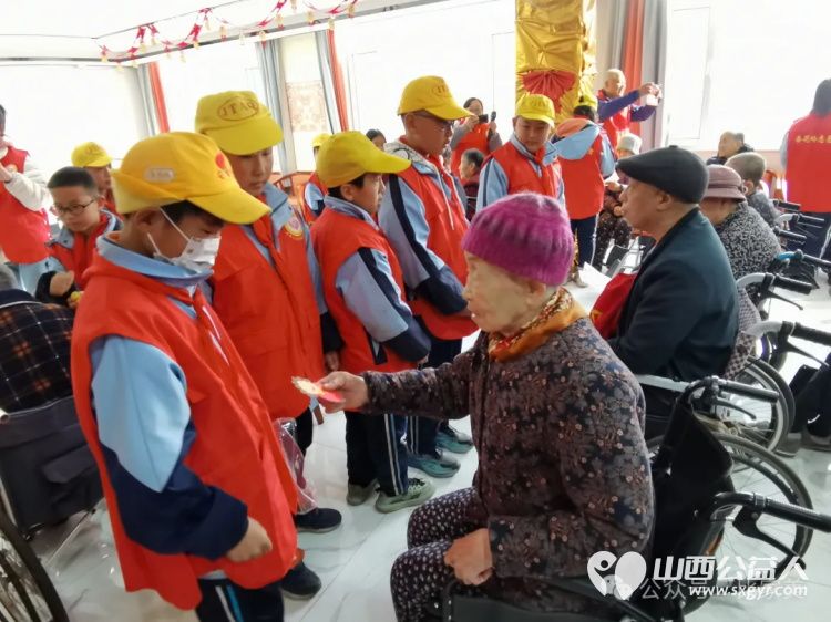 传承雷锋精神绽放时代光芒----学雷锋日太原市小返小学学生走进太原市杏花岭区比家美慈爱养护院慰问老人 - 第6张 - 山西公益人 传承雷锋精神绽放时代光芒----学雷锋日太原市小返小学学生走进太原市杏花岭区比家美慈爱养护院慰问老人 - 第6张