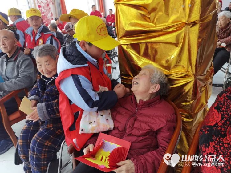 传承雷锋精神绽放时代光芒----学雷锋日太原市小返小学学生走进太原市杏花岭区比家美慈爱养护院慰问老人 - 第4张 - 山西公益人 传承雷锋精神绽放时代光芒----学雷锋日太原市小返小学学生走进太原市杏花岭区比家美慈爱养护院慰问老人 - 第4张