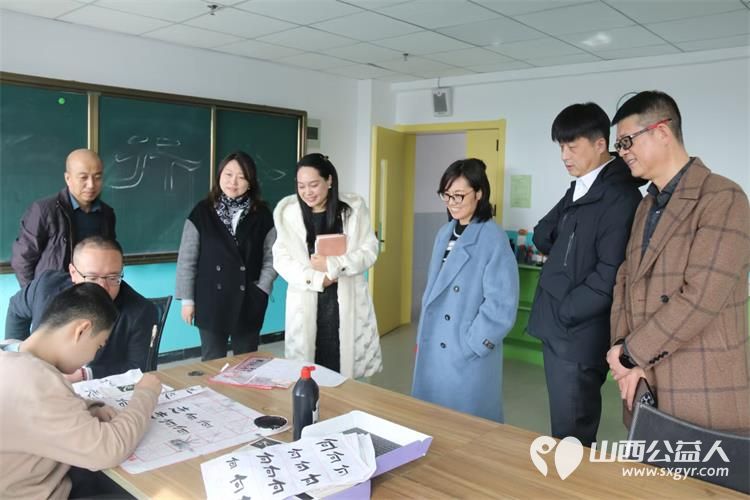 环球双雄公司邀请专业艺术家来太原市灵星孤独症中心进行指导帮助孩子们提升艺术技能关注孤独症群体 - 第4张 - 山西公益人 环球双雄公司邀请专业艺术家来太原市灵星孤独症中心进行指导帮助孩子们提升艺术技能关注孤独症群体 - 第4张