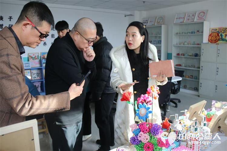 环球双雄公司邀请专业艺术家来太原市灵星孤独症中心进行指导帮助孩子们提升艺术技能关注孤独症群体 - 第3张 - 山西公益人 环球双雄公司邀请专业艺术家来太原市灵星孤独症中心进行指导帮助孩子们提升艺术技能关注孤独症群体 - 第3张