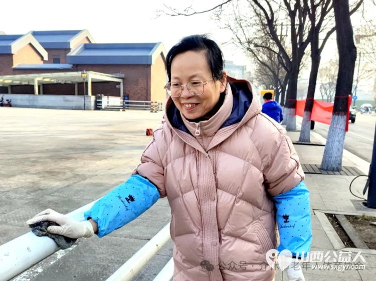 介休老年体协联合党支部开展学雷锋志愿服务活动来到城隍庙广场清洗广场上的栏杆 - 第6张