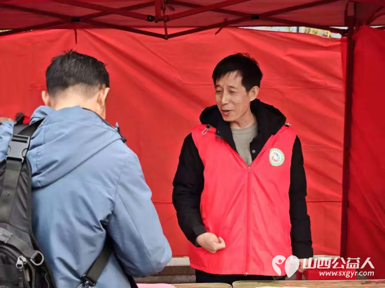 弘扬雷锋精神上党区义工协会组织志愿者在幸福广场开展爱心义剪志愿服务 - 第3张