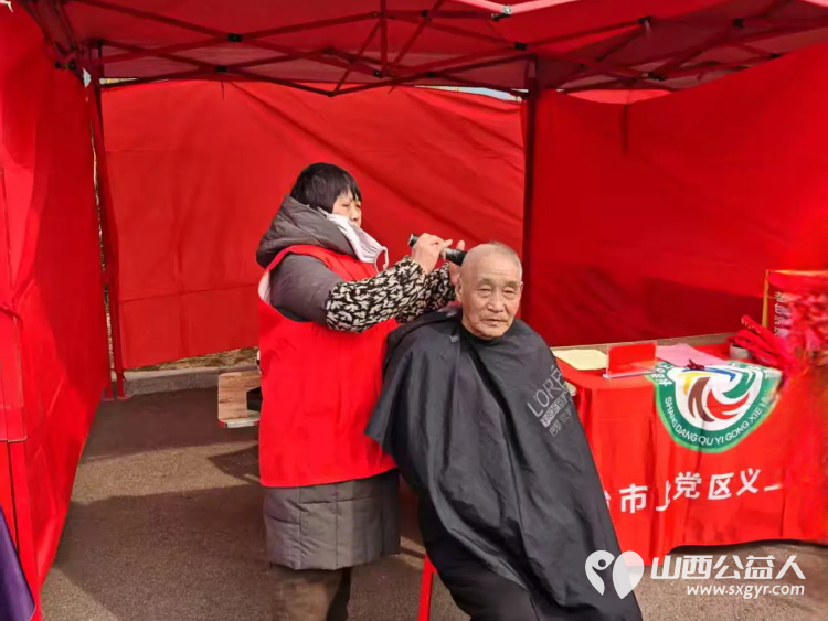 弘扬雷锋精神上党区义工协会组织志愿者在幸福广场开展爱心义剪志愿服务 - 第4张