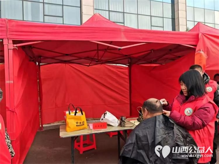 弘扬雷锋精神上党区义工协会组织志愿者在幸福广场开展爱心义剪志愿服务 - 第5张