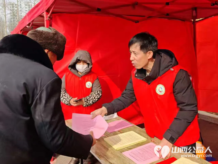 弘扬雷锋精神上党区义工协会组织志愿者在幸福广场开展爱心义剪志愿服务 - 第6张