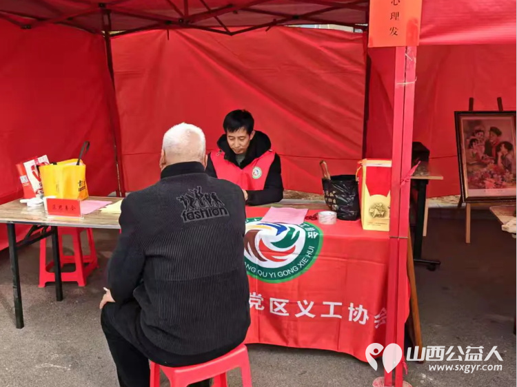 弘扬雷锋精神上党区义工协会组织志愿者在幸福广场开展爱心义剪志愿服务 - 第8张