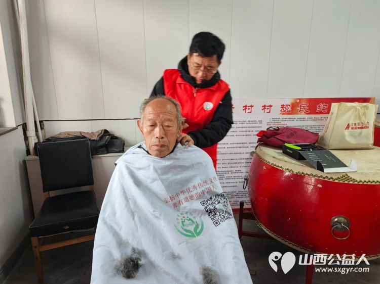 介休市敬老协会敬老助老活动3月1日走进洪山镇崇贤村为老人们理发义诊 - 第9张 - 山西公益人 介休市敬老协会敬老助老活动3月1日走进洪山镇崇贤村为老人们理发义诊 - 第9张