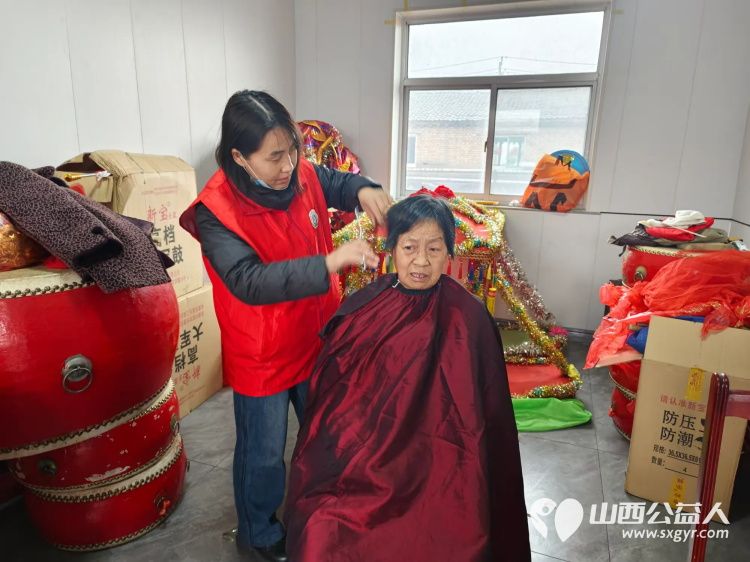 介休市敬老协会敬老助老活动3月1日走进洪山镇崇贤村为老人们理发义诊 - 第8张 - 山西公益人 介休市敬老协会敬老助老活动3月1日走进洪山镇崇贤村为老人们理发义诊 - 第8张